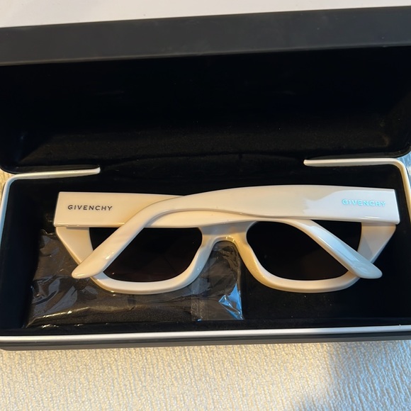 Givenchy - Picture 2 of 3